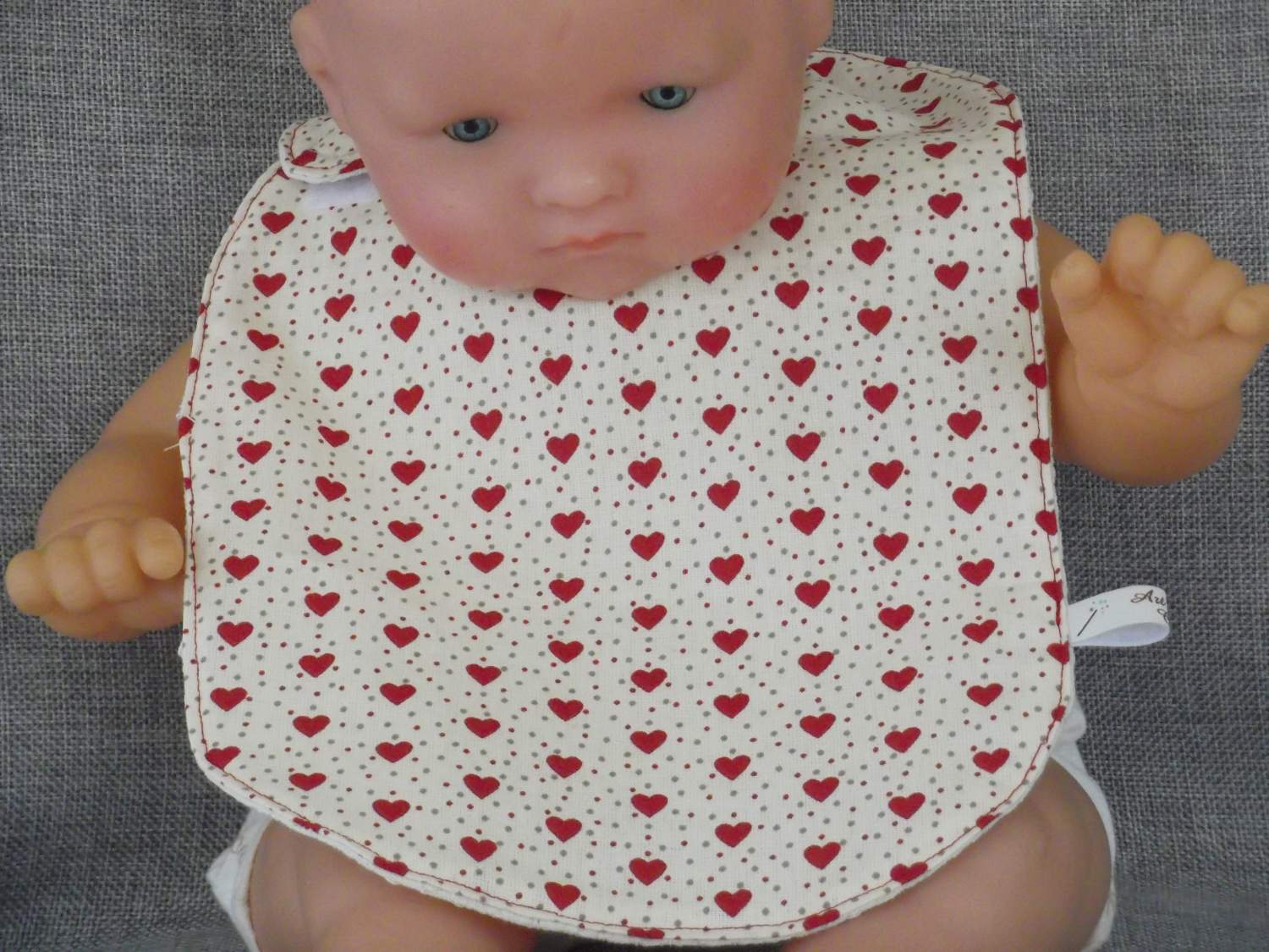 Bavoir petits coeurs rouges